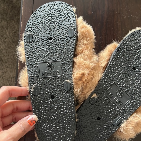 Fur slippers - Picture 2 of 3